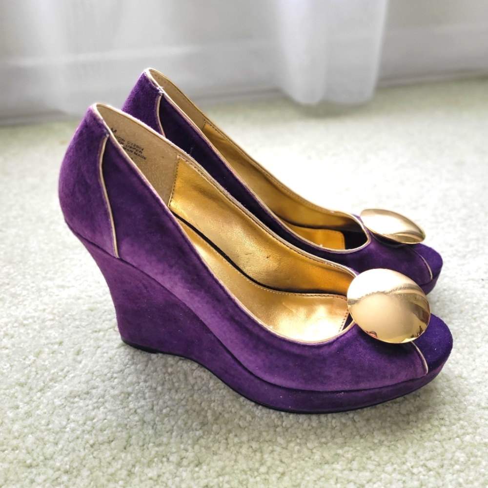 Suede wedge pumps